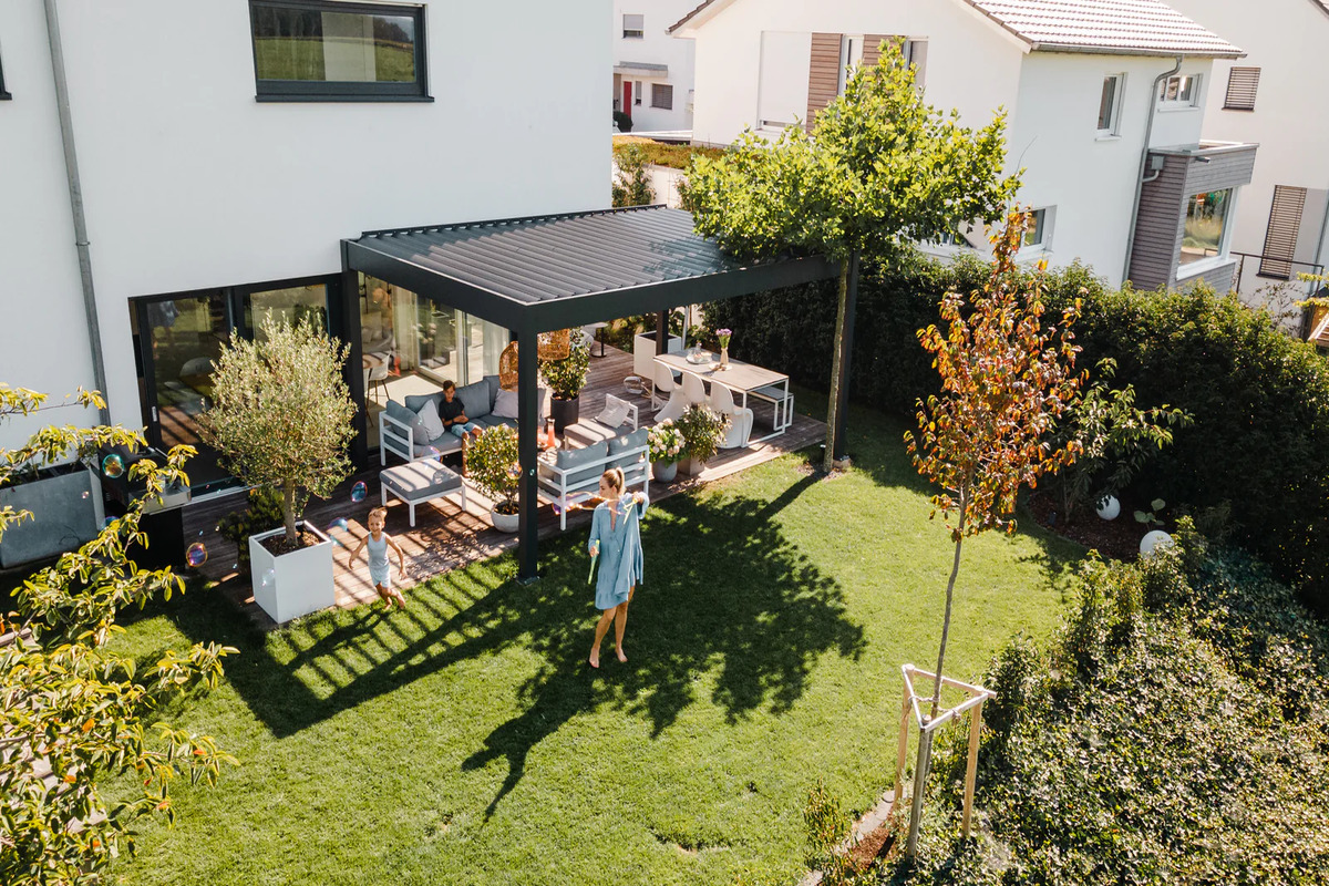 You are currently viewing Pergola in Anthracite – the Popular Trend in the Garden
